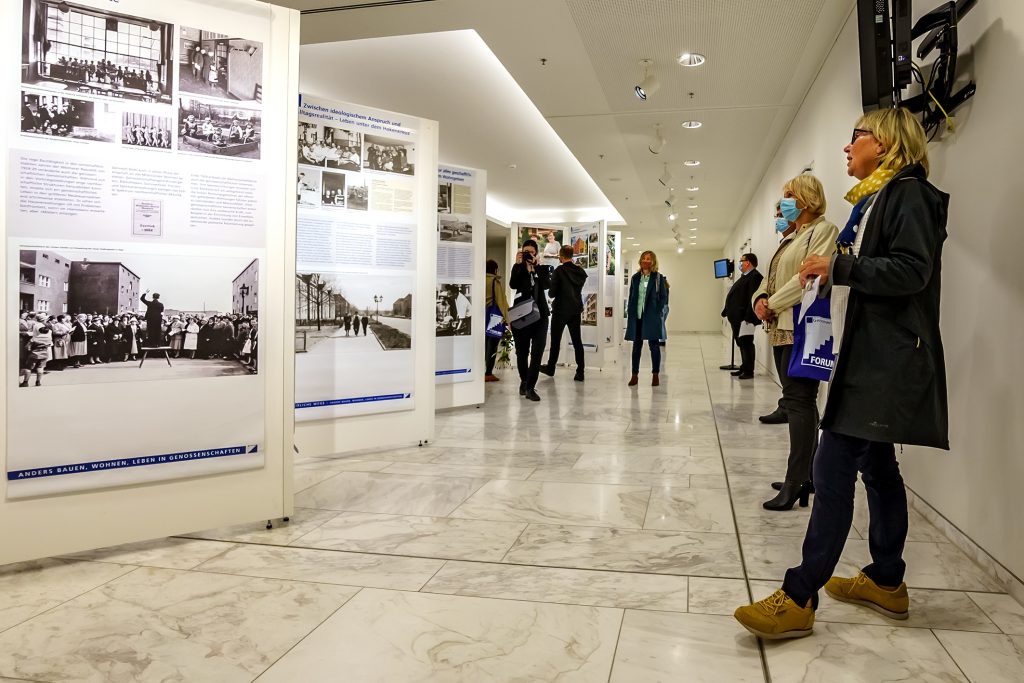 Führung im Foyer des Brandenburger Landtags