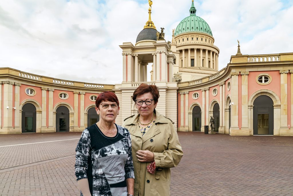 Engagierte Ehrenamtlerinnen aus den Potsdamer Genossenschaften Führung im Foyer des Brandenburger Landtags