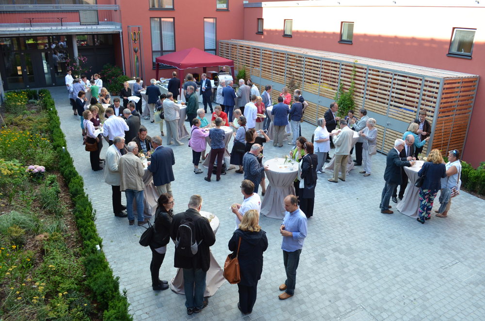 "Gettogether" im Wohnhof des Neubaus der PWG 1956 eG