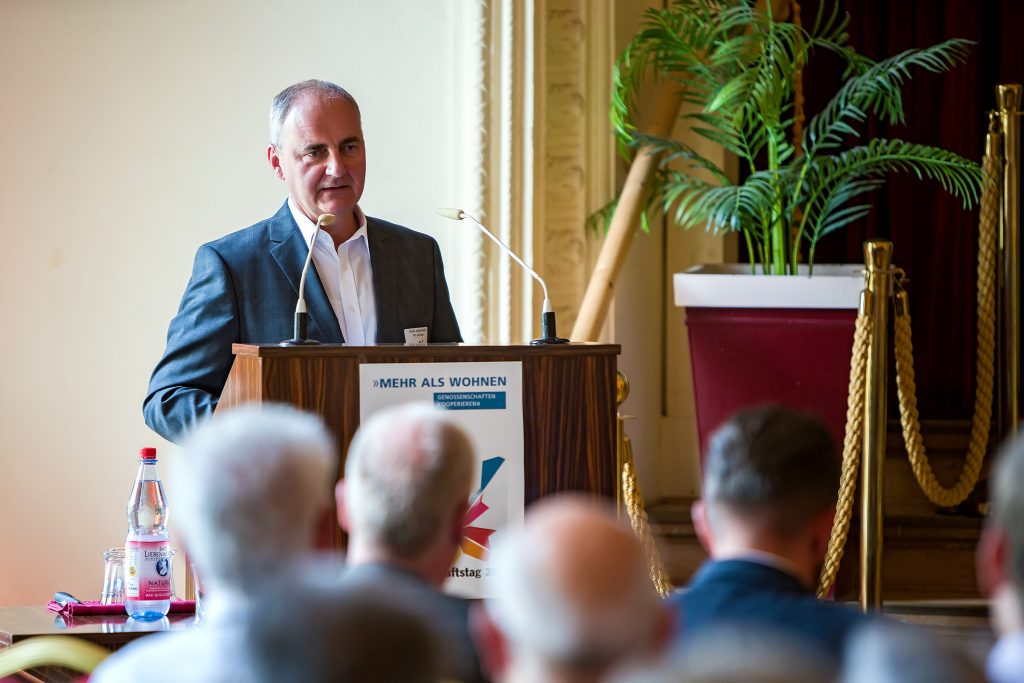 Bodo Jablonowski, Vorstand der WBG "Karl Marx" Potsdam eG, eröffnet die Veranstaltung